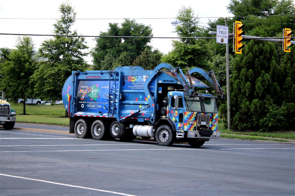 KMG Hauling truck 222 | Peterbilt 320 McNeilus Atlantic