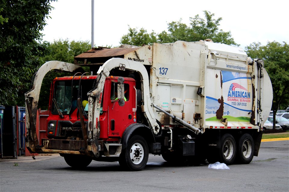 American Disposal truck 137 | CNG Mack MRU McNeilus Atlantic