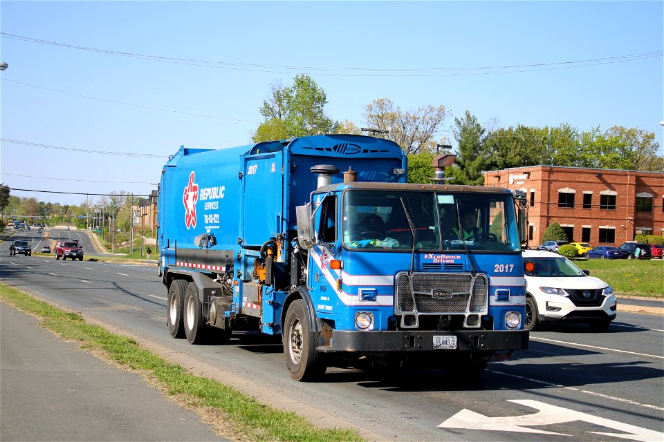Republic Services truck 2017 | Autocar ACX Labrie helping hand