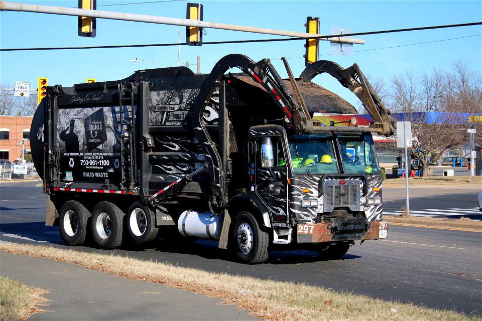 KMG Hauling Truck 297 | Peterbilt 320 McNeilus Atlantic