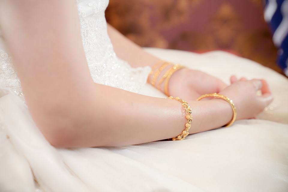 Hands of the bride
