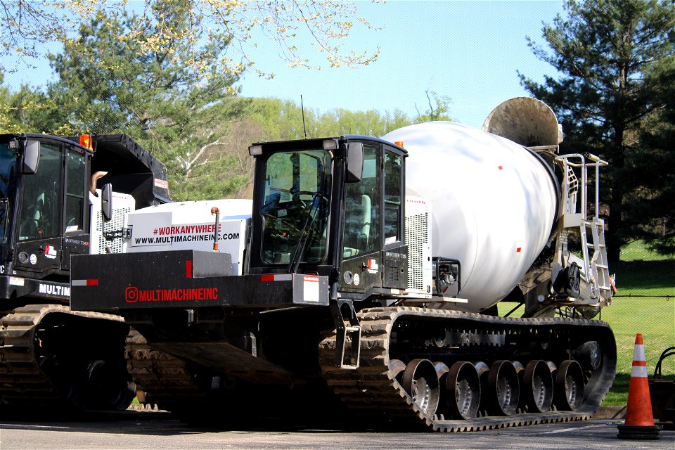 Multimachine tracked cement mixer