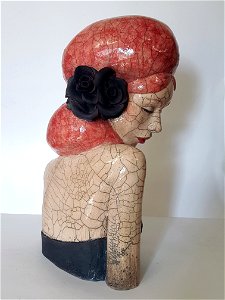 Buste aux roses noires