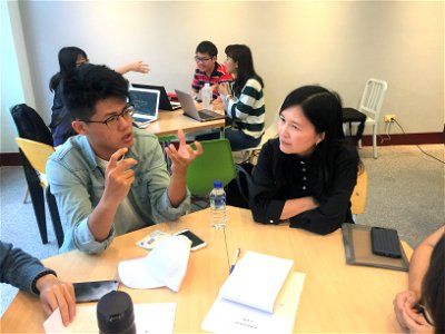 林淑萍主任與營隊同學討論