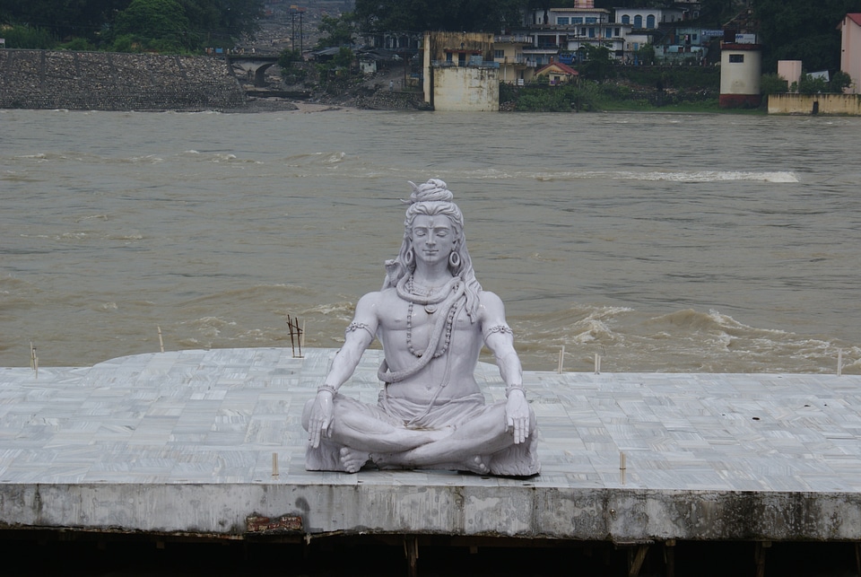God meditating posture
