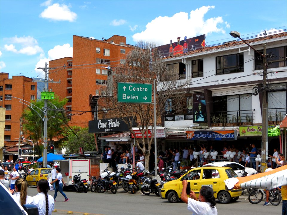 Multitud al otro lado de la calle