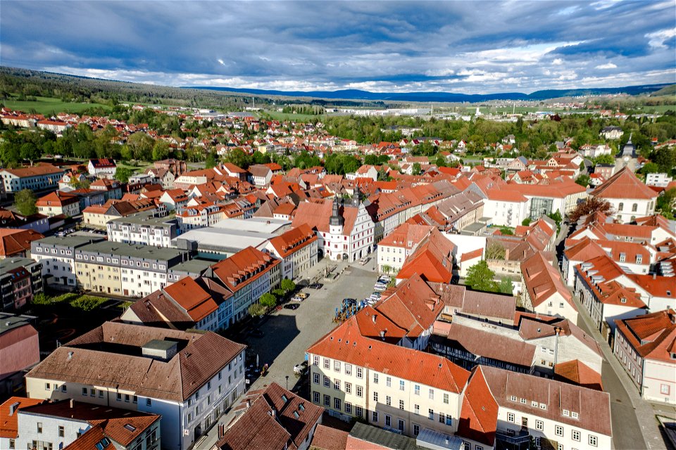 Luftbild vom Markt in Hildburghausen mit dem historischen Rathaus.