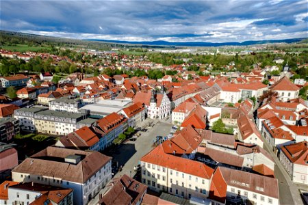 Luftbild vom Markt in Hildburghausen mit dem historischen Rathaus.