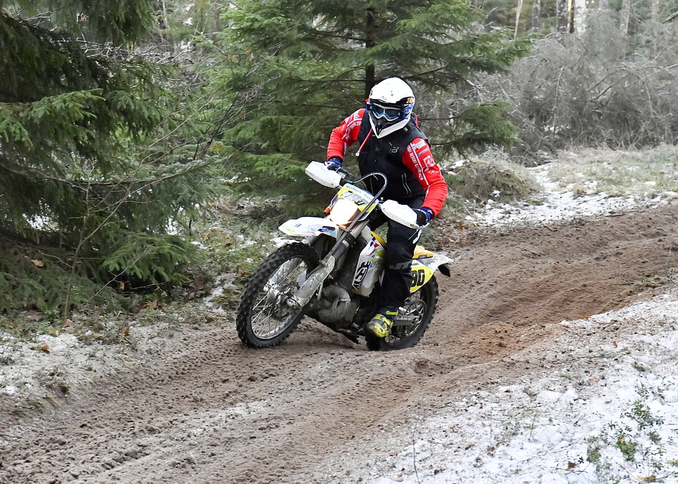 racer on mountain bike participates in race
