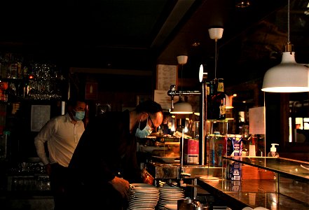 Camareros dentro de la barra del bar