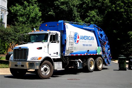 American Disposal truck 572 | Peterbilt 348 Mcneilus RL photo