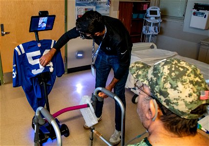 20170712 Colts Robot Visit to Patients 0005.jpg