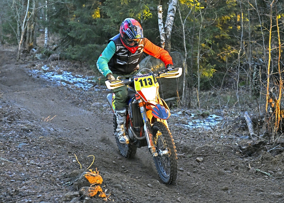 racer on mountain bike participates in race