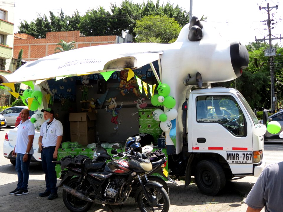 Auto de Colanta cerca a la iglesia Santa Gema