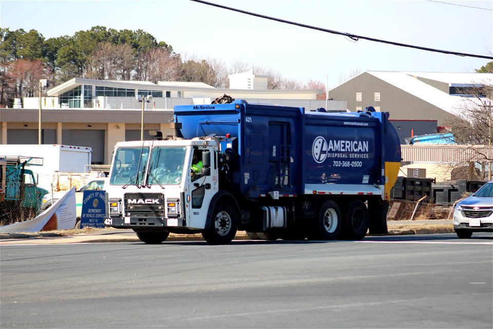 American Disposal truck 421 | Mack LR Mcneilus ZR photo