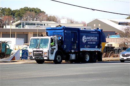 American Disposal truck 421 | Mack LR Mcneilus ZR photo