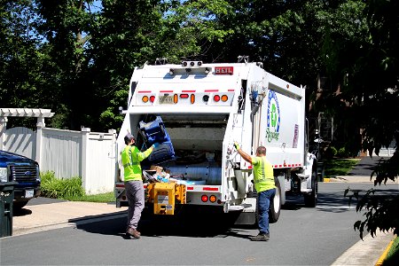 Fairfax City truck 673 doing recycling
