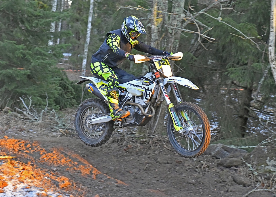 racer on mountain bike participates in race