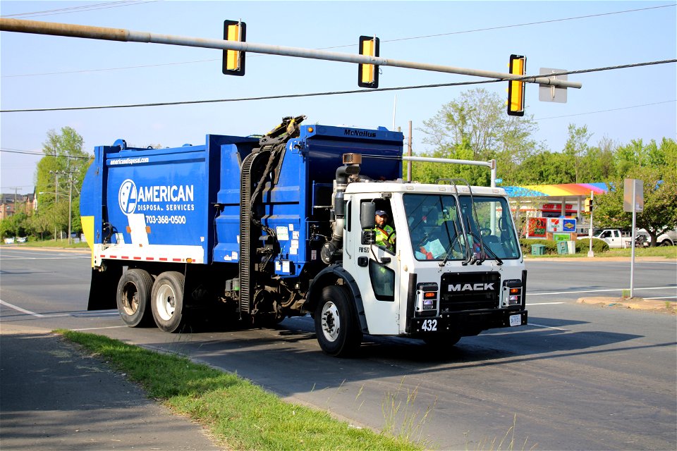 American Disposal truck 432 | Mack LR Mcneilus ZR photo