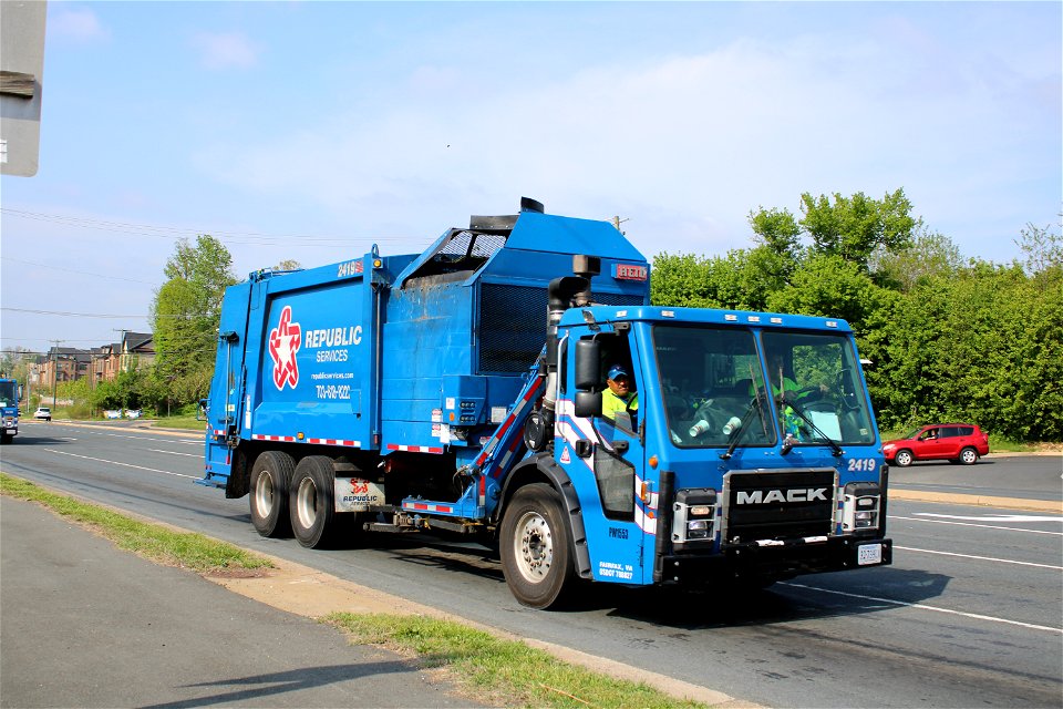 Republic Services truck 2419 | Mack LR Heil Multipack photo