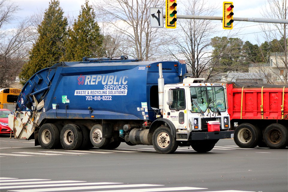 Republic Services Truck 2032 | Mack MR McNeilus XC-RL