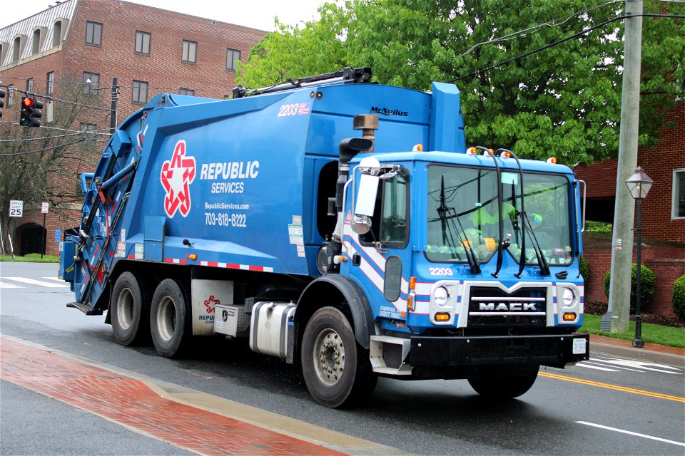 Republic Services truck 2203 | Mack TE Mcneilus RL