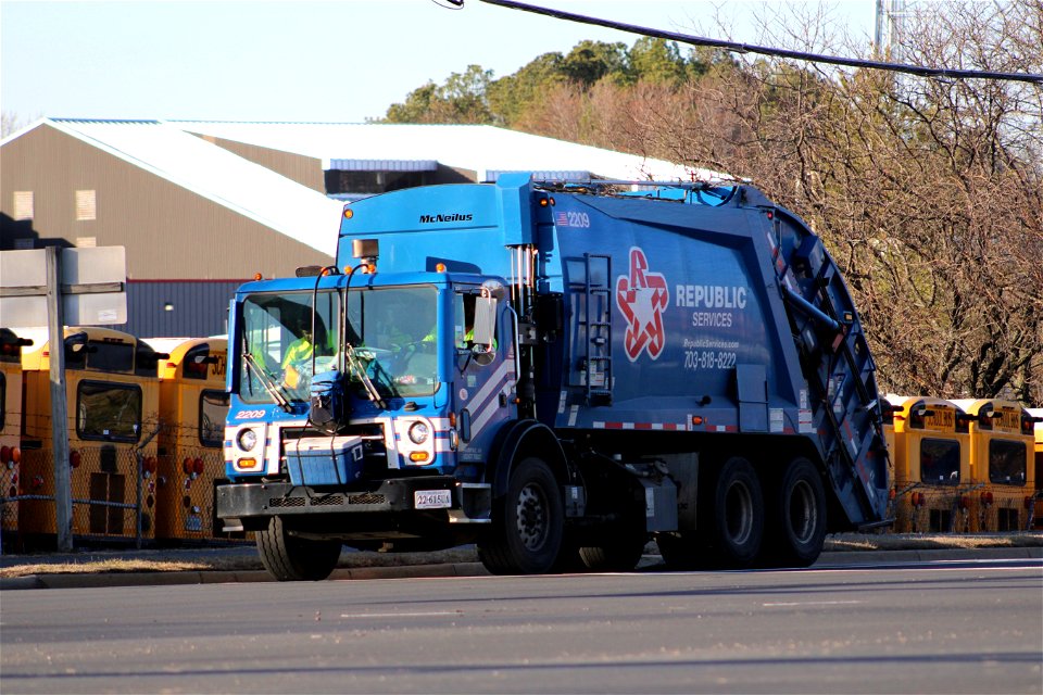 Republic Services truck 2209