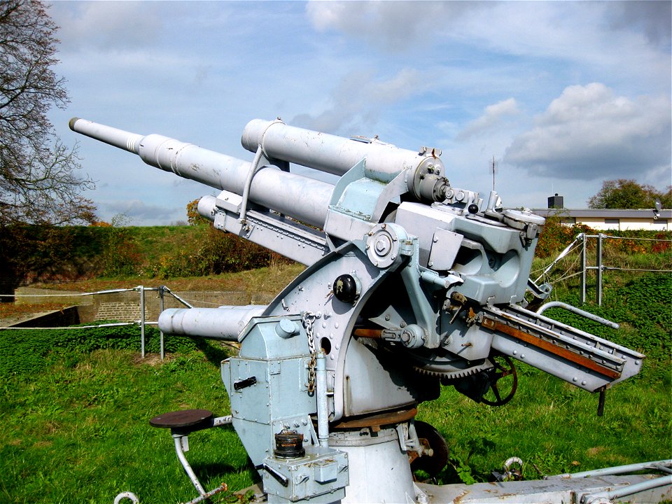 Flak-Geschütz im Brückenkopf-Park Jülich