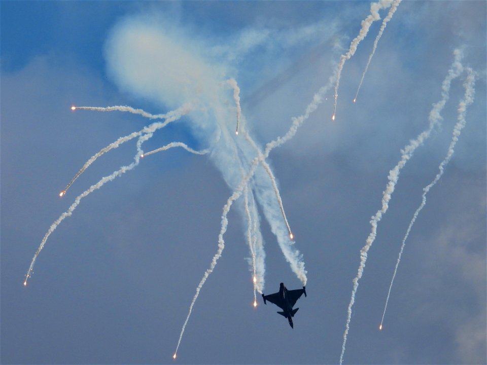 Saab Gripen - flares!