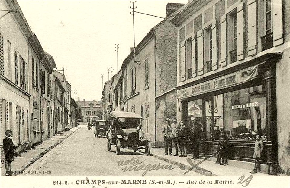 Champs-sur-Marne.Rue de la Mairie