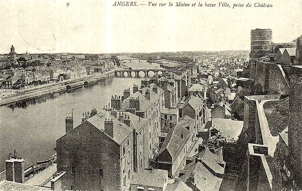 Angers.Vue sur le Maine et la Basse-Ville, prise du château