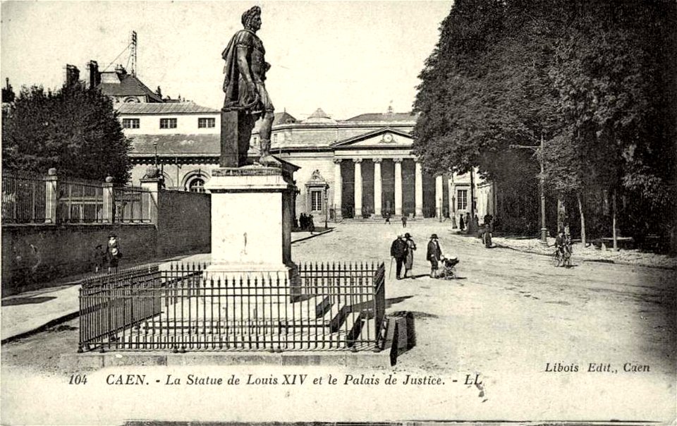 Caen.Statue de Louis XIV et Palais de Justice