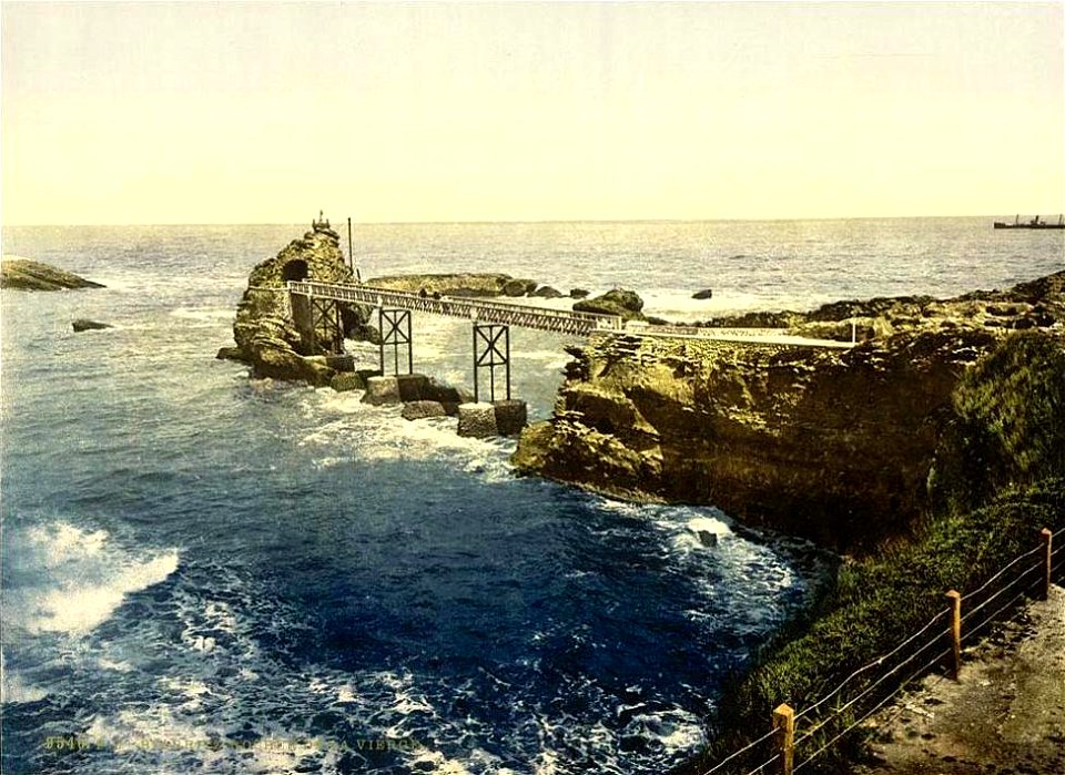 Biarritz.Rocher de la Vierge et passerelle, vers 1890