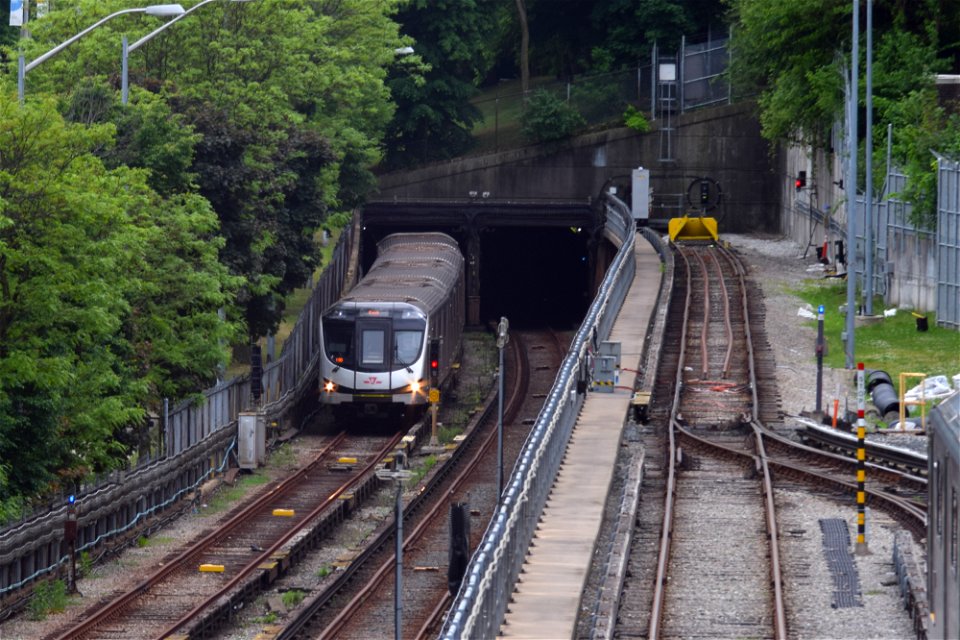 TTC Line1 TR Nearing Davisville.
