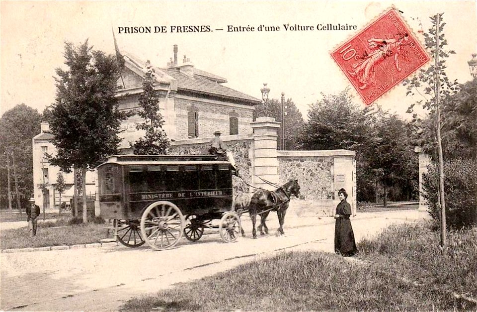 Fresnes (Val-de-Marne).Établissements pénitentiaires.Entrée d'une voiture cellulaire