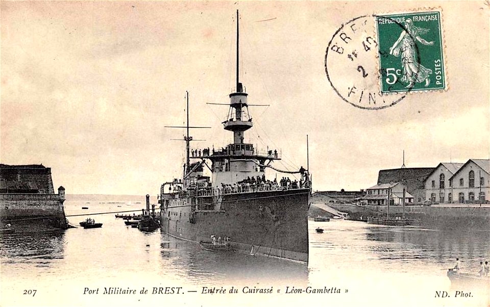 Brest.Port militaire, entrée du cuirassé Léon-Gambetta