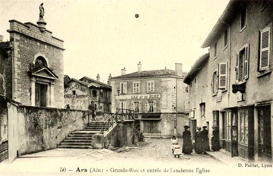 Ars-sur-Formans.Grande-Rue et entrée de l'ancienne église