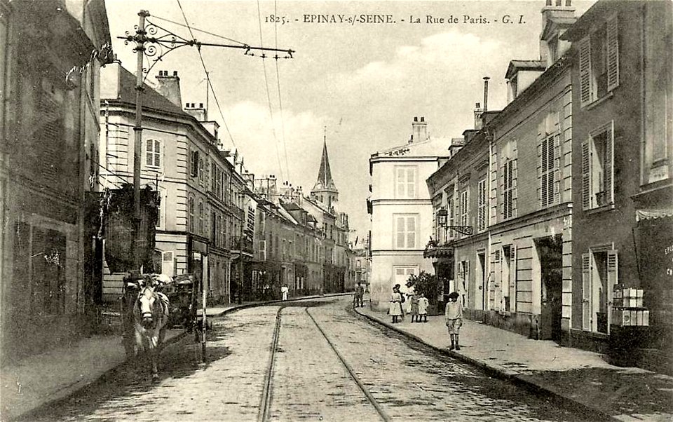 Épinay-sur-Seine.Rue de Paris.Rails du tramway