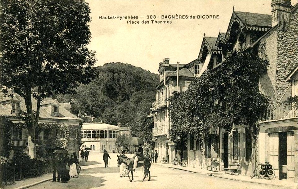 Bagnères-de-Bigorre.Place des Thermes