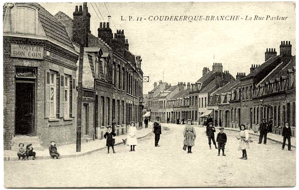 Coudekerque-Branche.Rue Pasteur, badauds