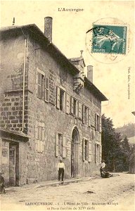 Laroquebrou.Hôtel de ville, ancienne abbaye et porte fortifiée du XIVe