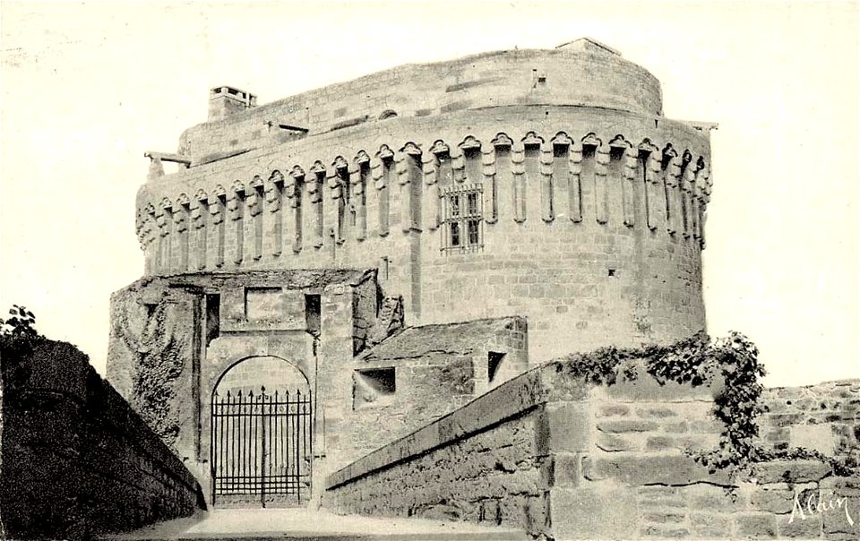 Dinan.Porte du château de la Duchesse Anne