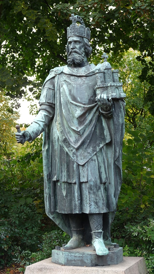Hamburg monument bust