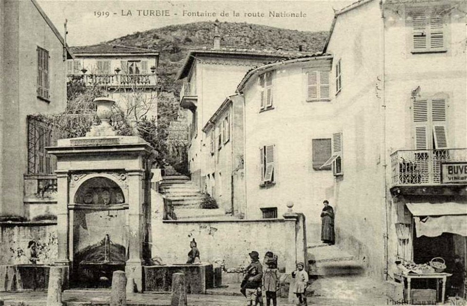 La Turbie.Fontaine de la route nationale