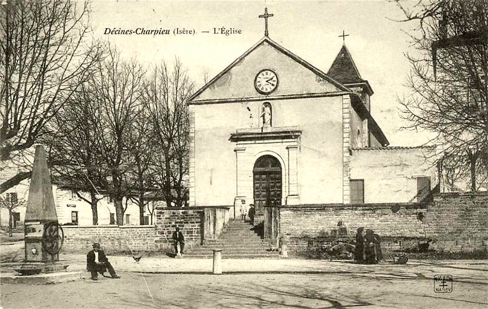 Décines-Charpieu.Église Saint-Pierre de Décines-Charpieu