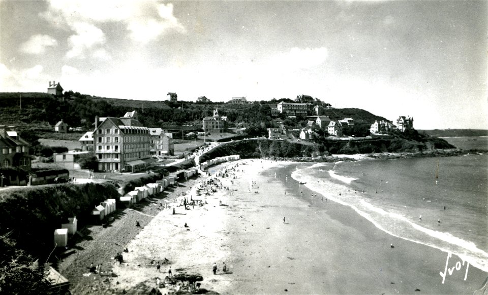 PERROS-GUIREC Circa 1950 Plage de Trestrignel photo