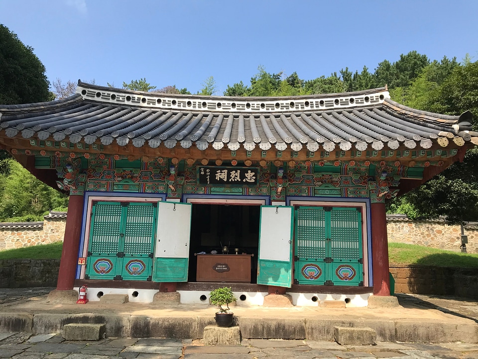 Chongryongsa in Tongyeong South Korea