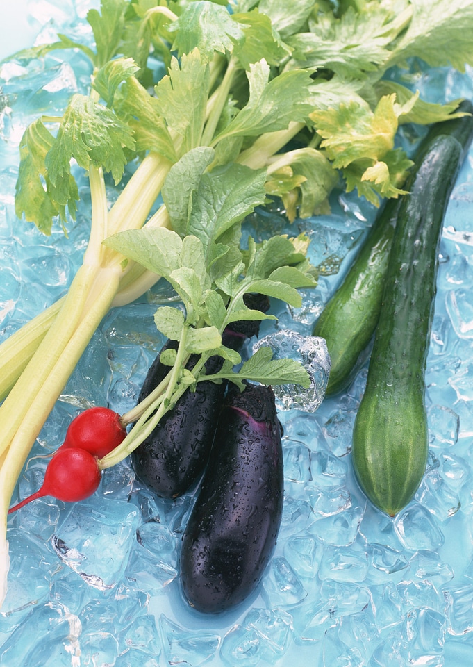 vegetable in ice water