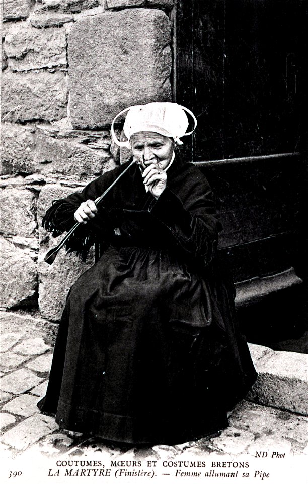 LA MARTYRE   bretonne fumant sa pipe