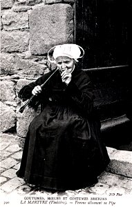 LA MARTYRE bretonne fumant sa pipe photo